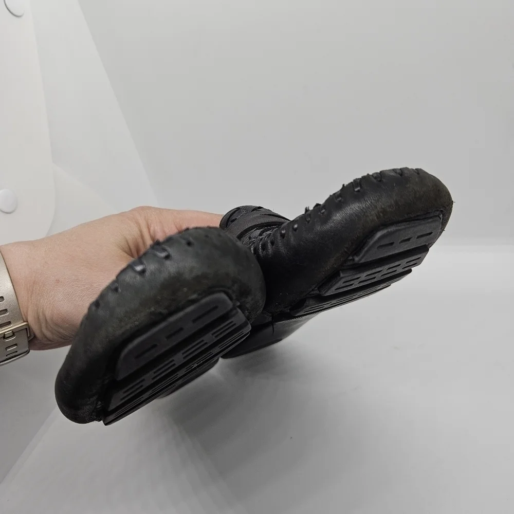 Robert Zur black glove